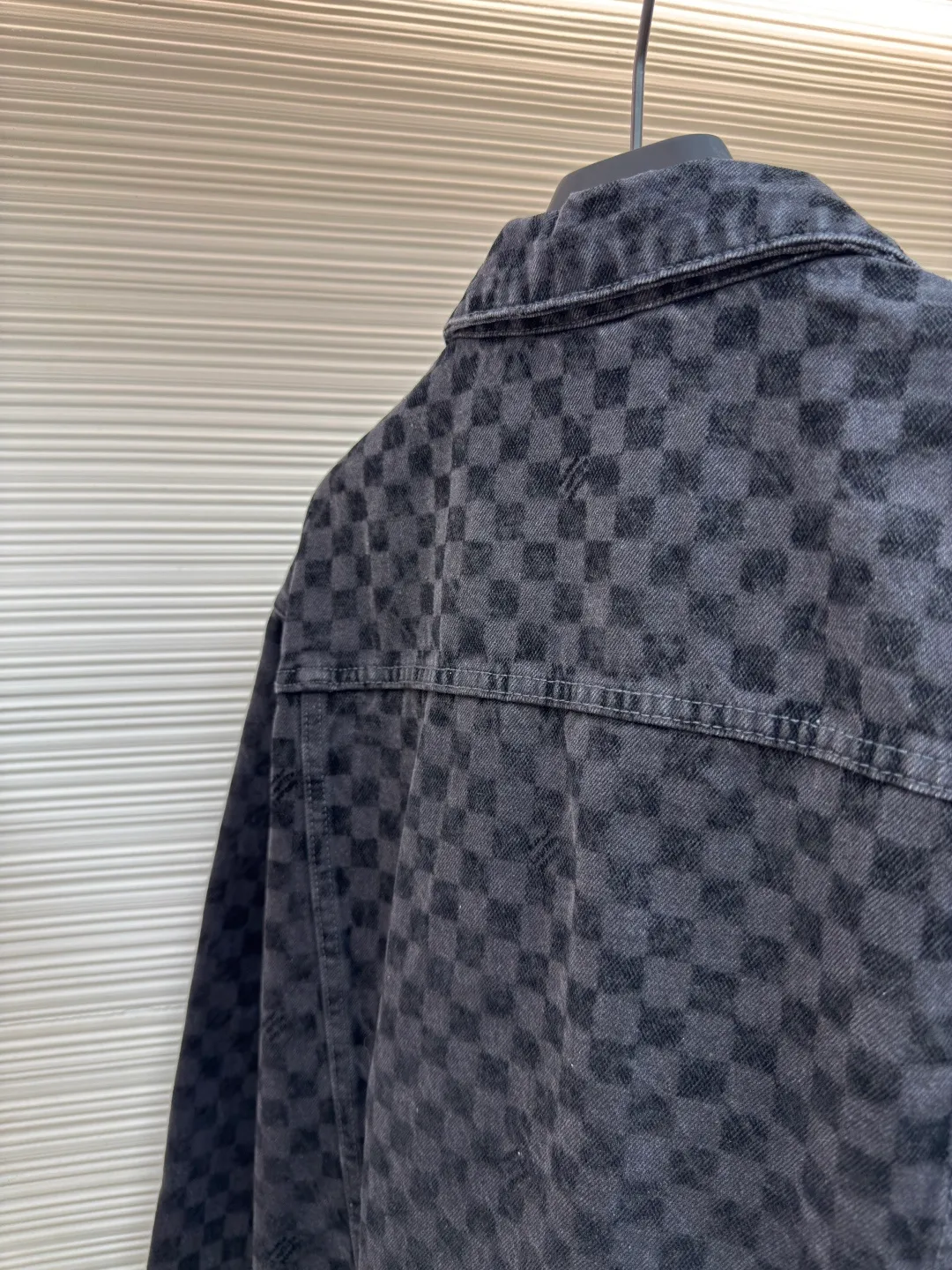 LOUIS VUITTON SS25 plaid gradient flocking denim jacket ●Authentic product: Purchased and developed at 26600 ●Item number: 1680024-C15 ●Fabric: twill cotton denim fabric ●Technology: Washing process ●Version: Fitted version ●Size: 46-48-50-52 ●Weight: about 930g ●Description: Made of 100% pure cotton washed vintage denim. The fabric has been specially treated to present a natural aged effect. The entire trousers are covered with Der check flocking patterns of different shades, subtly integrating the brand's iconic checkerboard elements into the design. The waistband is decorated with pearlescent buttons and metal rivets for decorative details, highlighting exquisite craftsmanship. The classic five-pocket tailoring design not only retains the practical function of traditional denim pants, but also gives it a modern and fashionable silhouette. The overall wiring is straight and delicate, the fabric is comfortable and soft, and the color is consistent without color difference. It can be matched with the same style to create a fashionable look and control various occasions. Customized accessories, complete with three standards, same style for men and women!